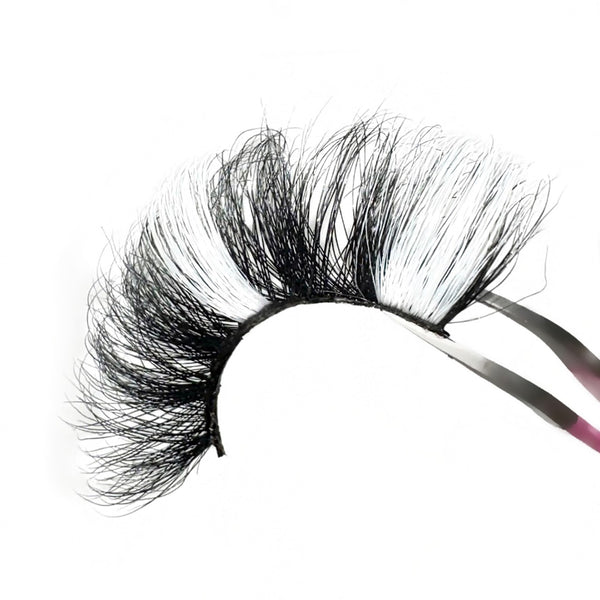 3D Mink Strip Color Lashes For Artistic Makeup Looks. Eyelash Extensions With White Lash Highlights For Colorful Bold Eye Makeup. Long White Eyelashes For A Dramatic Appearance.